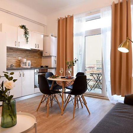 Cozy 1Br Escape - Apartment With Charming Balcony Near Universitate Bucarest Extérieur photo