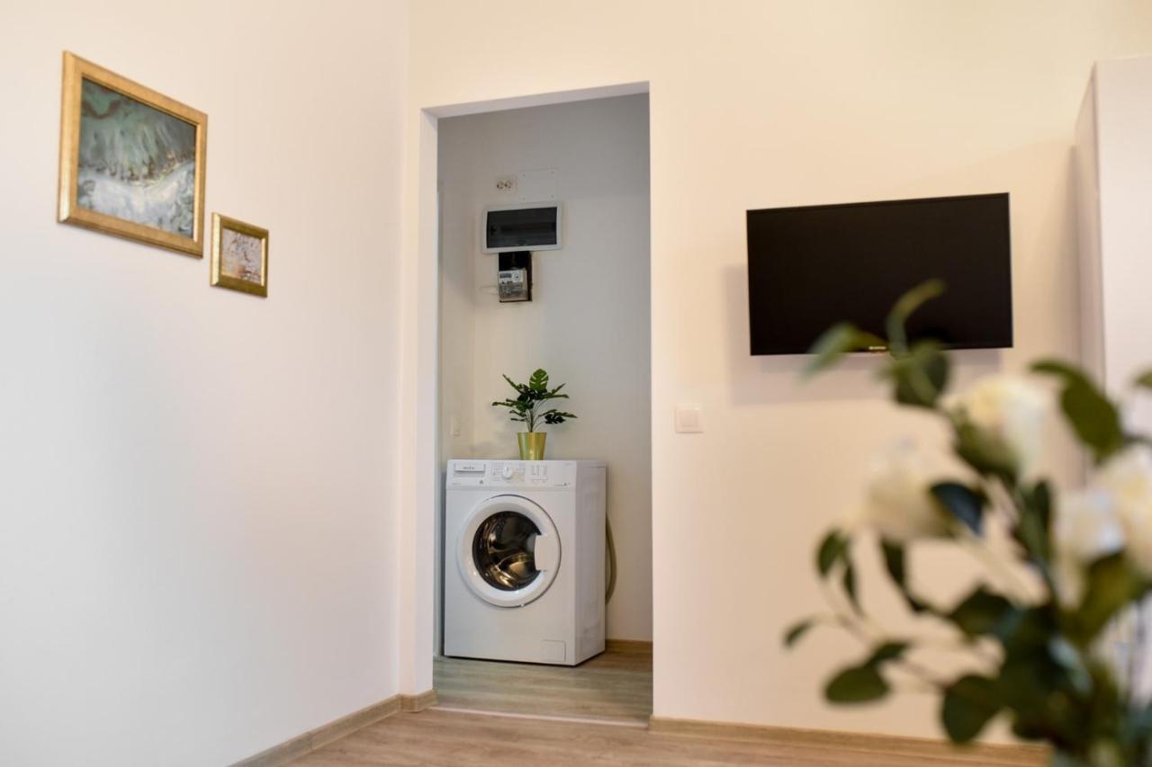 Cozy 1Br Escape - Apartment With Charming Balcony Near Universitate Bucarest Extérieur photo