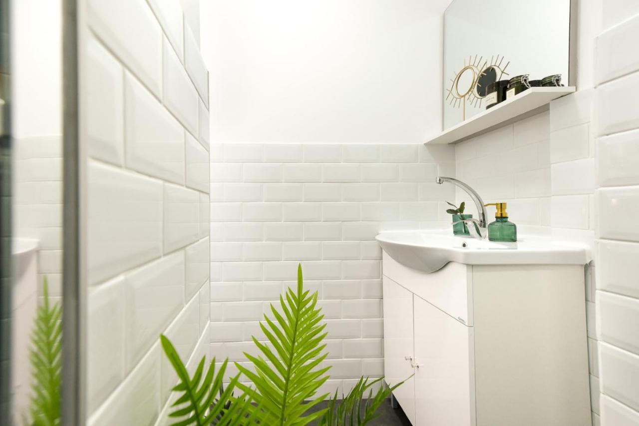 Cozy 1Br Escape - Apartment With Charming Balcony Near Universitate Bucarest Extérieur photo
