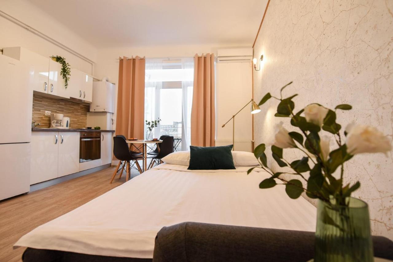 Cozy 1Br Escape - Apartment With Charming Balcony Near Universitate Bucarest Extérieur photo