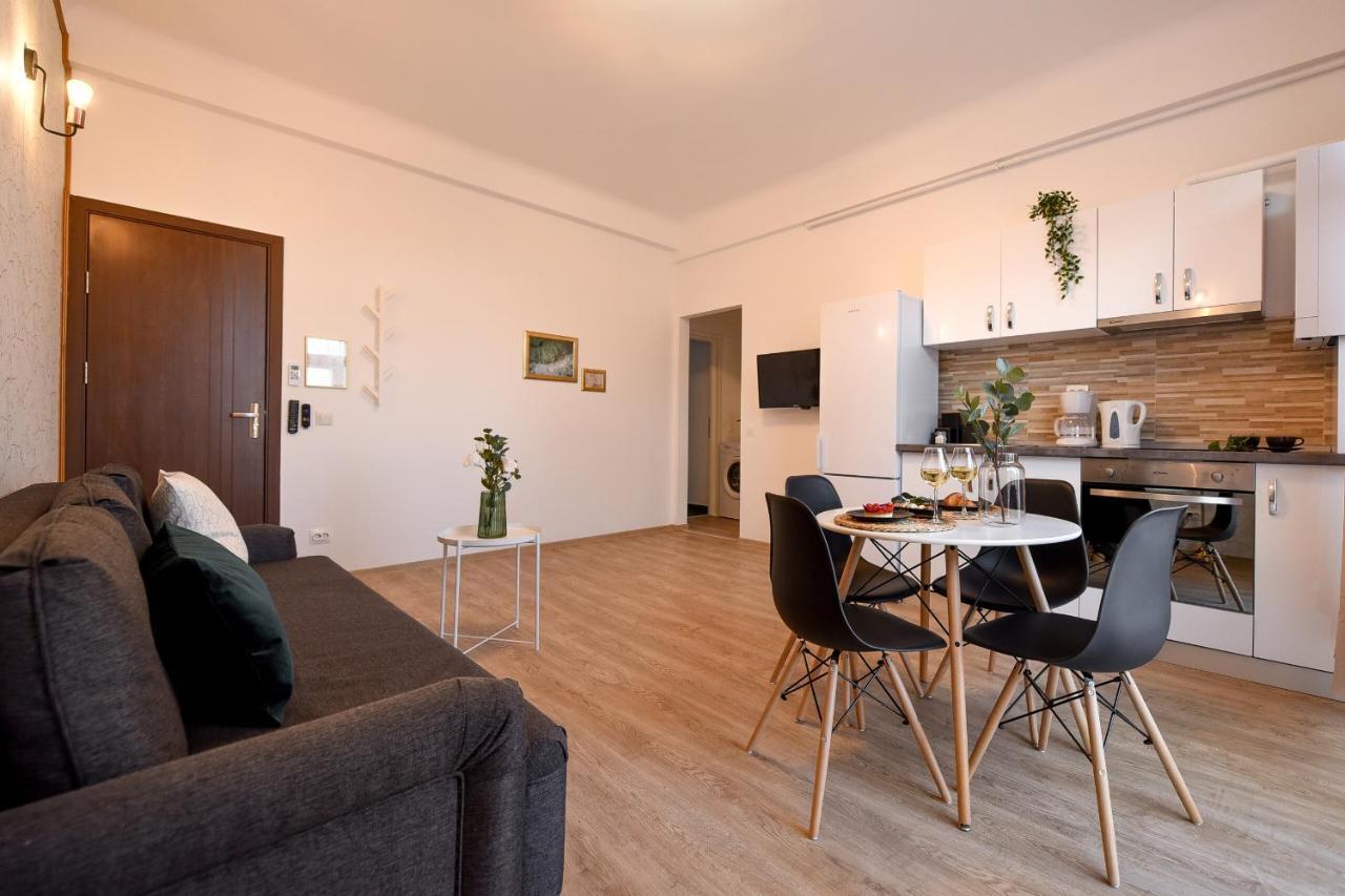Cozy 1Br Escape - Apartment With Charming Balcony Near Universitate Bucarest Extérieur photo