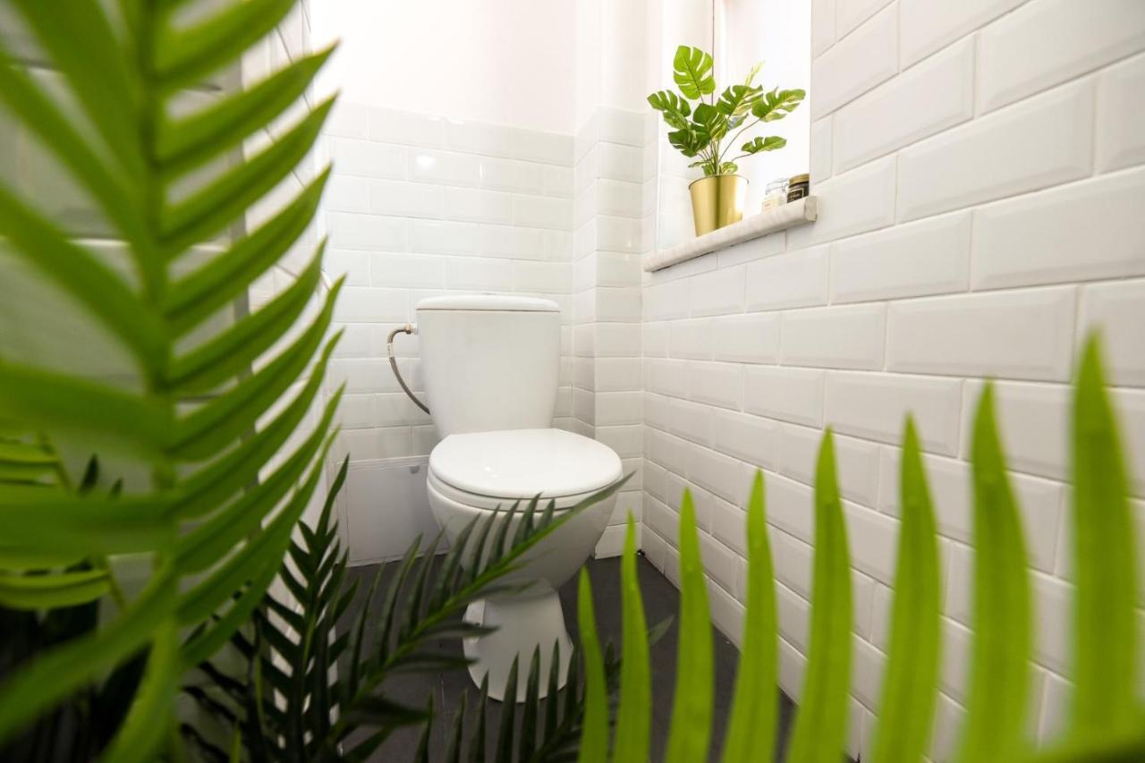 Cozy 1Br Escape - Apartment With Charming Balcony Near Universitate Bucarest Extérieur photo