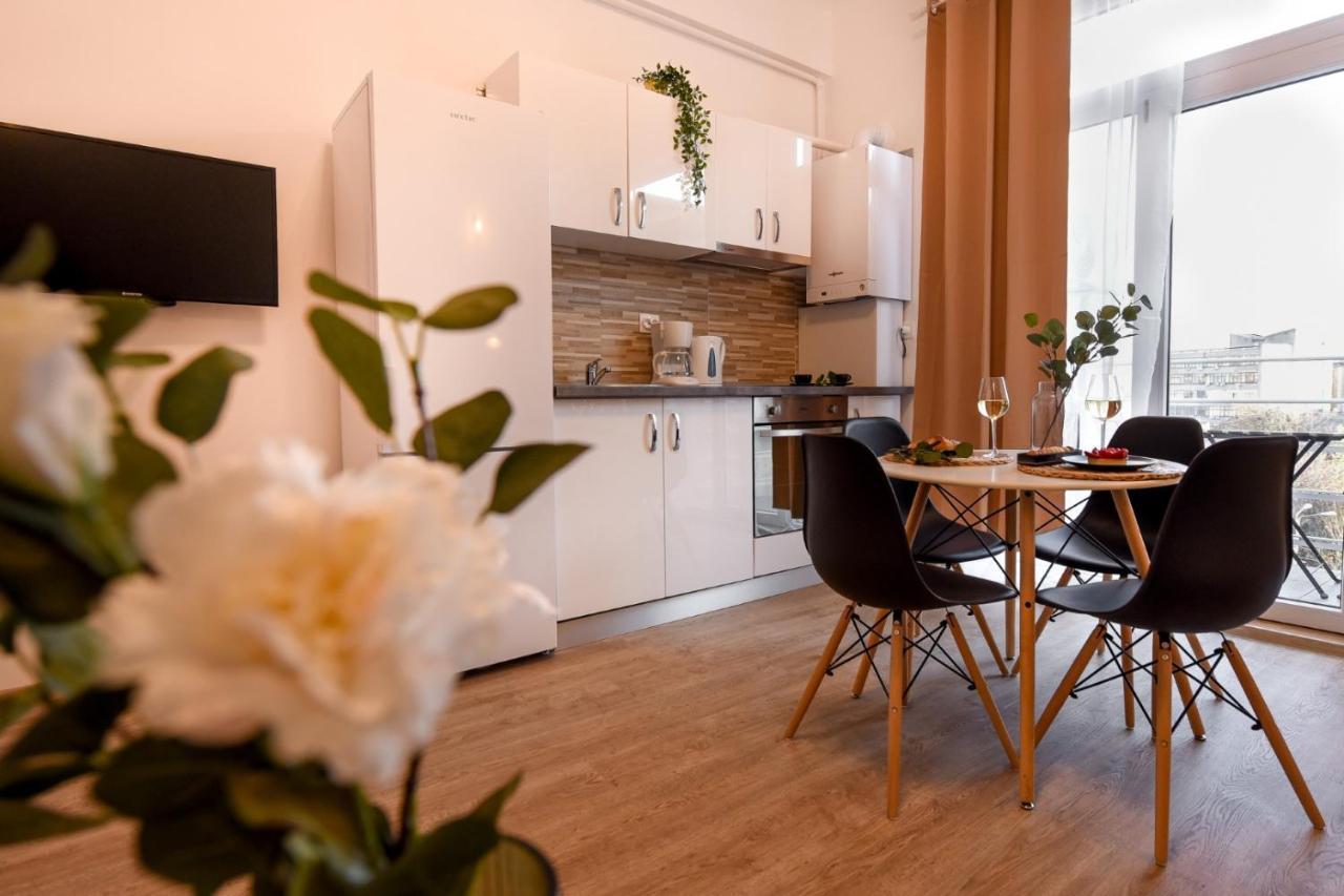 Cozy 1Br Escape - Apartment With Charming Balcony Near Universitate Bucarest Extérieur photo