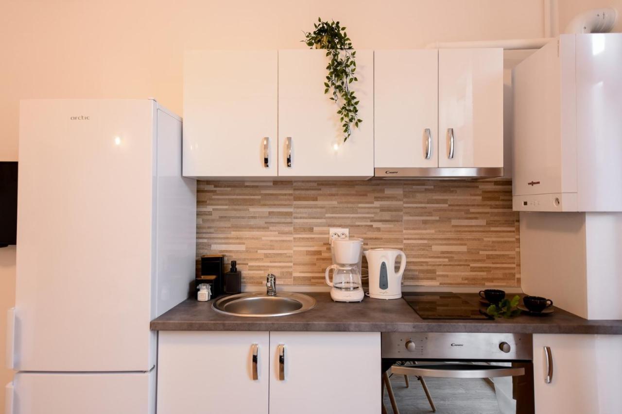 Cozy 1Br Escape - Apartment With Charming Balcony Near Universitate Bucarest Extérieur photo