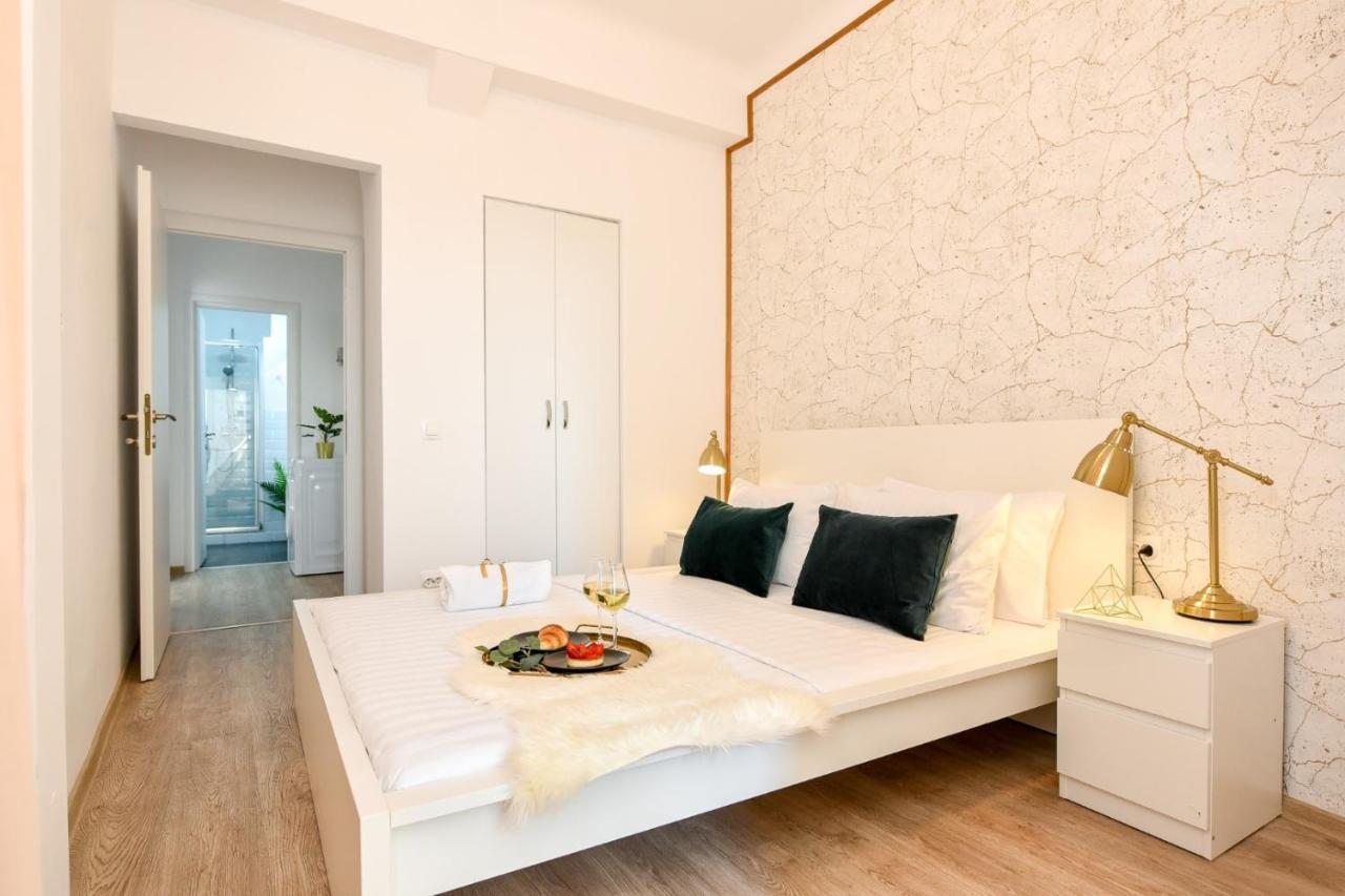 Cozy 1Br Escape - Apartment With Charming Balcony Near Universitate Bucarest Extérieur photo