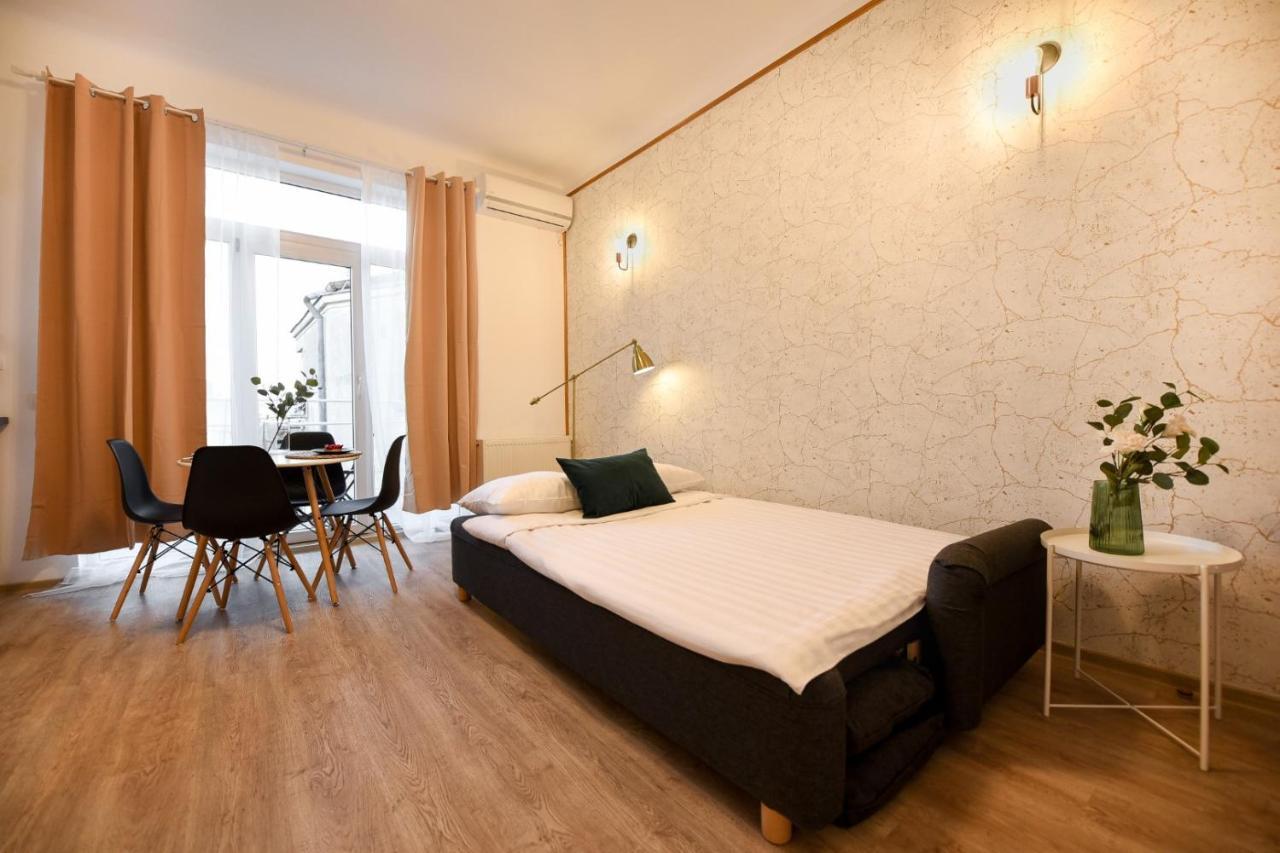 Cozy 1Br Escape - Apartment With Charming Balcony Near Universitate Bucarest Extérieur photo