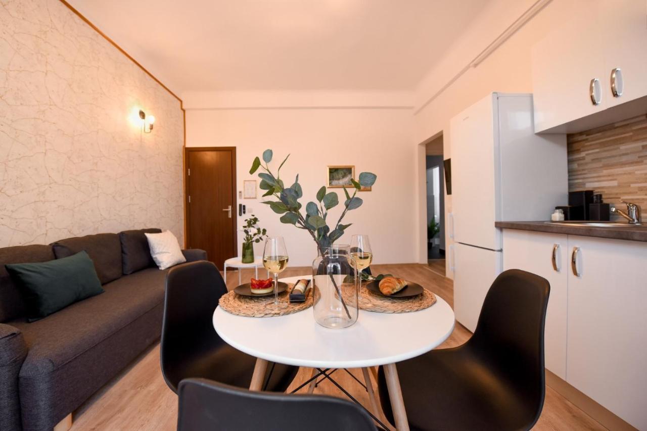 Cozy 1Br Escape - Apartment With Charming Balcony Near Universitate Bucarest Extérieur photo